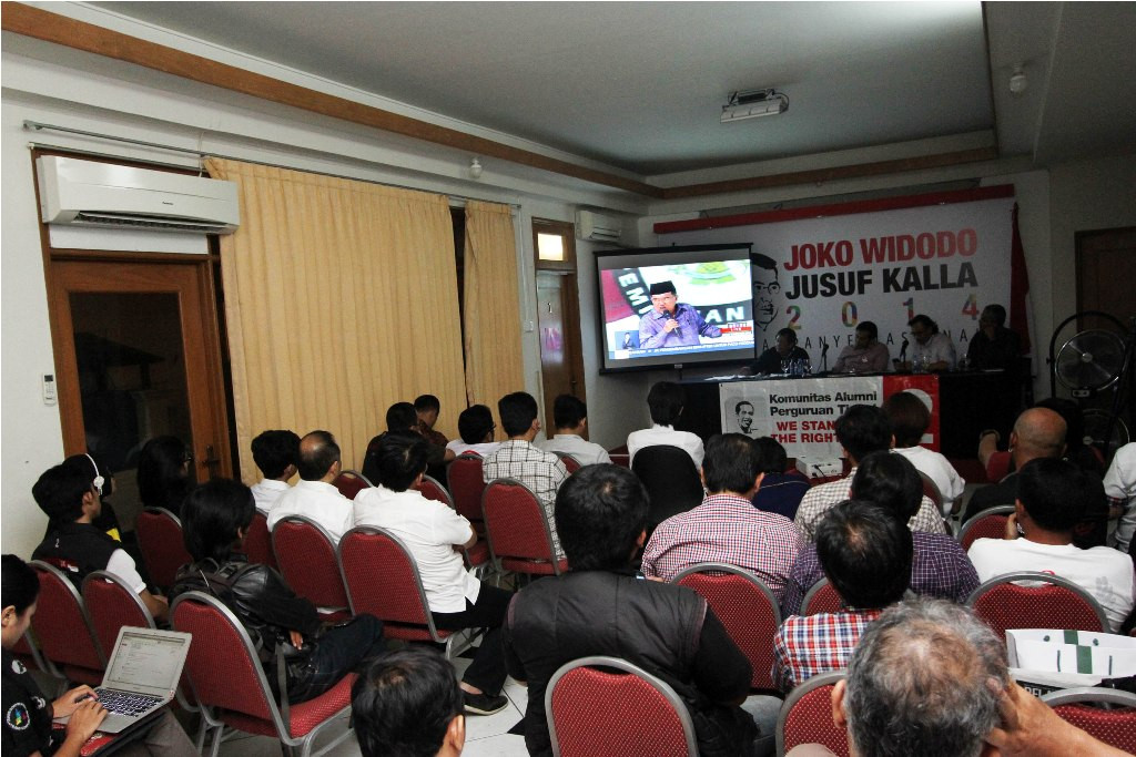 Warga bersama relawan menonton bareng debat Cawapres RI 2014 di Media Center Jokowi-JK, Menteng, Jakarta Pusat, Minggu (29/6/2014). MI/Immanuel Antonius
