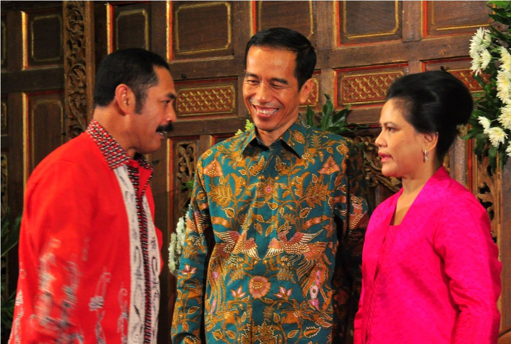 Joko Widodo (tengah) bersama ibundanya Sudjiatmi Notomihardjo (kedua kiri) berfoto bersama warga saat open house di kediamannya, Sumber, Solo, Jateng, Selasa (29/7/2014). ANT/Aloysius Jarot Nugroho