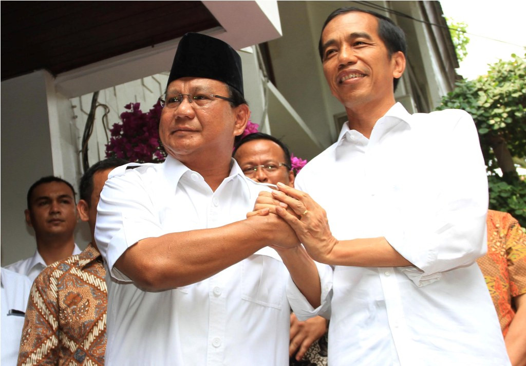 Presiden terpilih Joko Widodo (kanan) berjabat tangan dengan Ketua Umum Gerindra Prabowo Subianto (kiri) usai pertemuan tertutup di Jakarta, Jumat (17/10) ANTARA FOTO/Akbar Nugroho Gumay