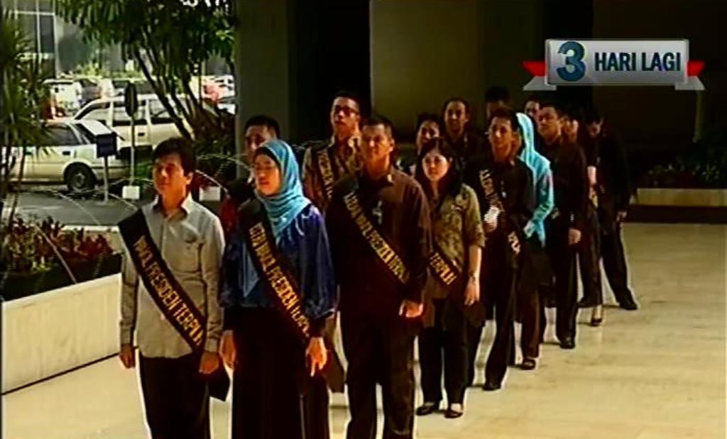 Sejumlah staf mensimulasikan jalannya acara pelantikan Jokowi-JK dalam gladi kotor yang digelar di Gedung DPR, Kompleks Parlemen, Senayan, Jakarta, Jumat (17/10/2014). Metro TV