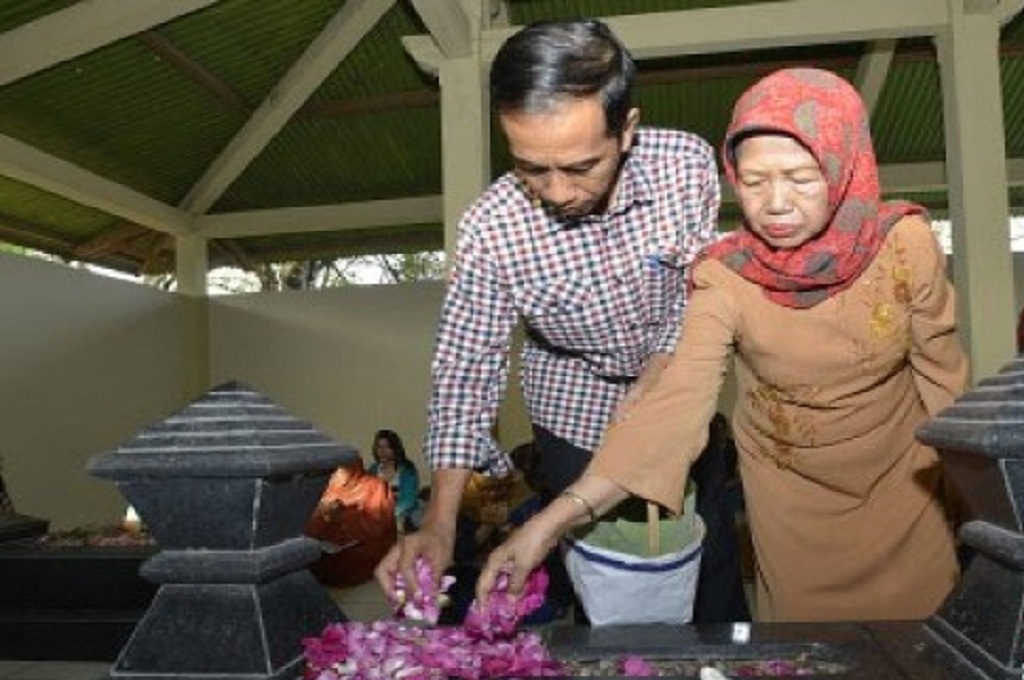 Jokowi dan ibunda saat berziarah ke makam ayahnya, Antara/ Widodo S Jusuf