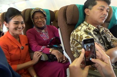 Ibunda Jokowi 'Diburu' Pramugari untuk Foto Bareng 