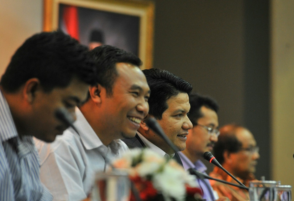 Husni Kamil Manik (tengah)--Antara/Puspa Perwitasari