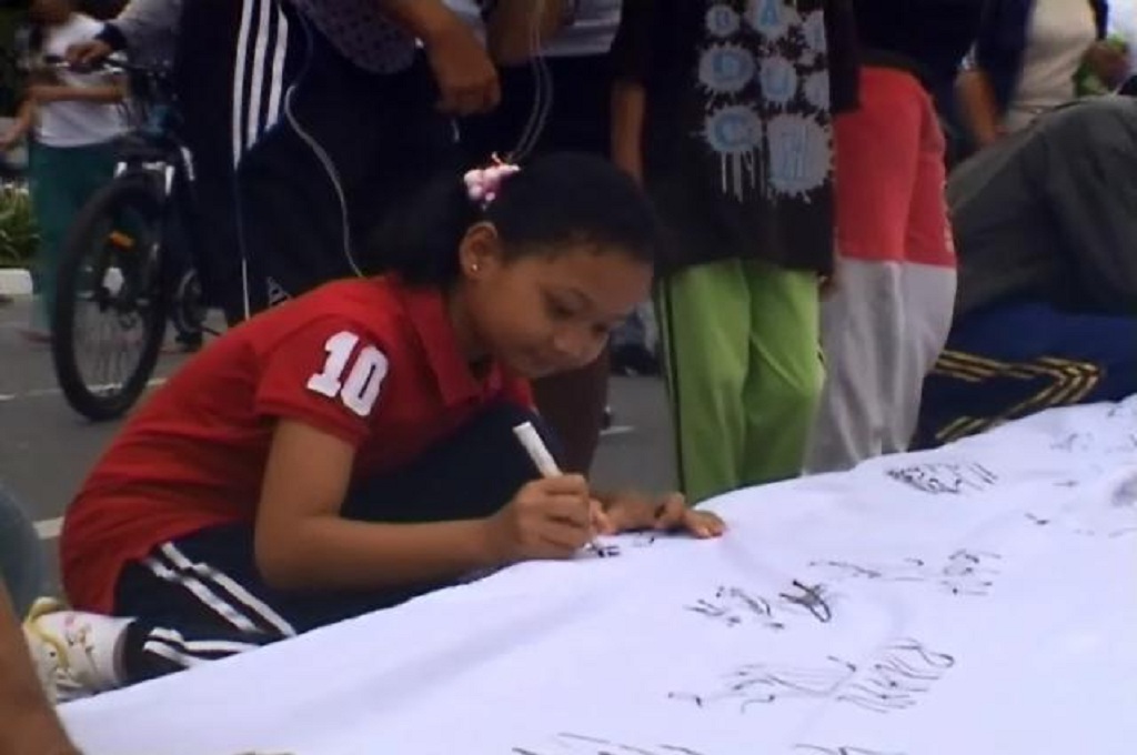 Aksi warga membubuhkan tanda tangan mengharapkan pemerintah Jokowi-JK aman dan sejahtera, Metrotv/ Fitra Asrirama