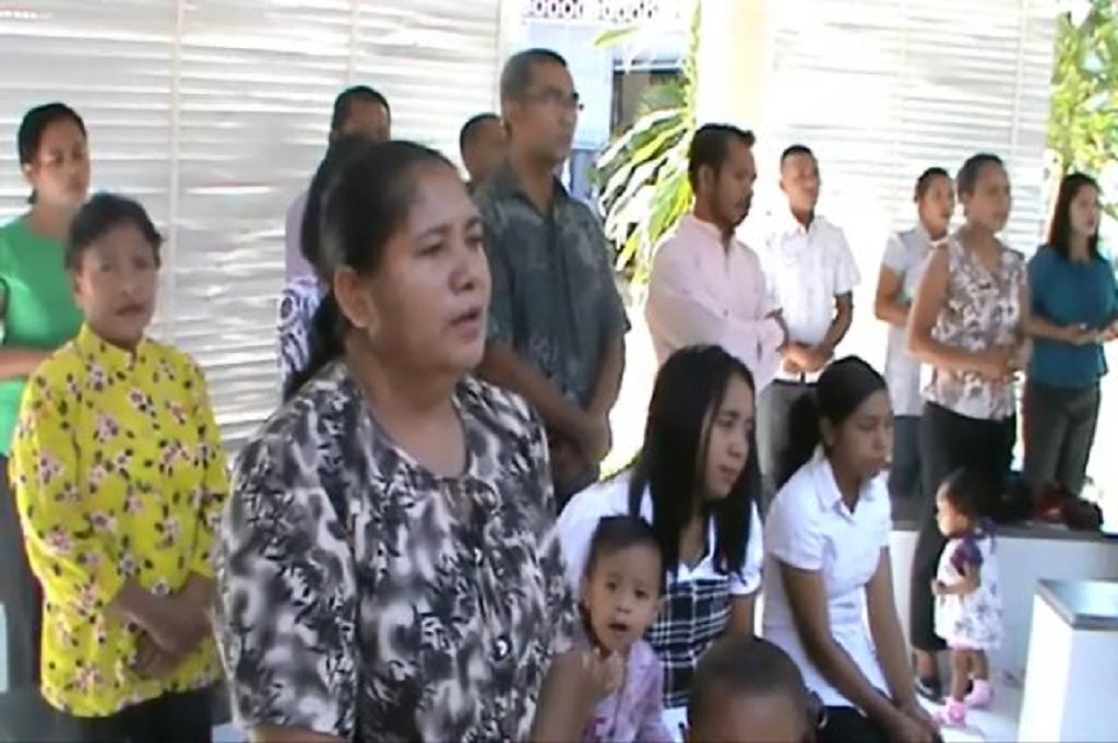 Warga dan anak-anak berkebutuhan khusus di Labuan Bajo berdoa untuk Jokowi-JK, Metrotv/ John Lewar