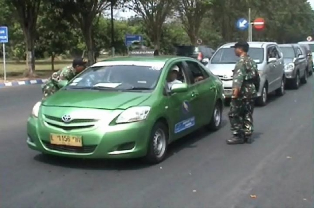 Petugas memeriksa kendaraan yang masuk ke Bandara Juanda, Metrotv/ Heri Susetyo