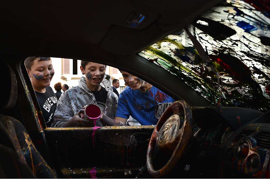 Mobil Bekas Kecelakaan Ini jadi Media untuk Melukis