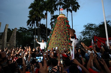 Karanganyar pun Arak Tujuh Tumpeng untuk Jokowi-JK