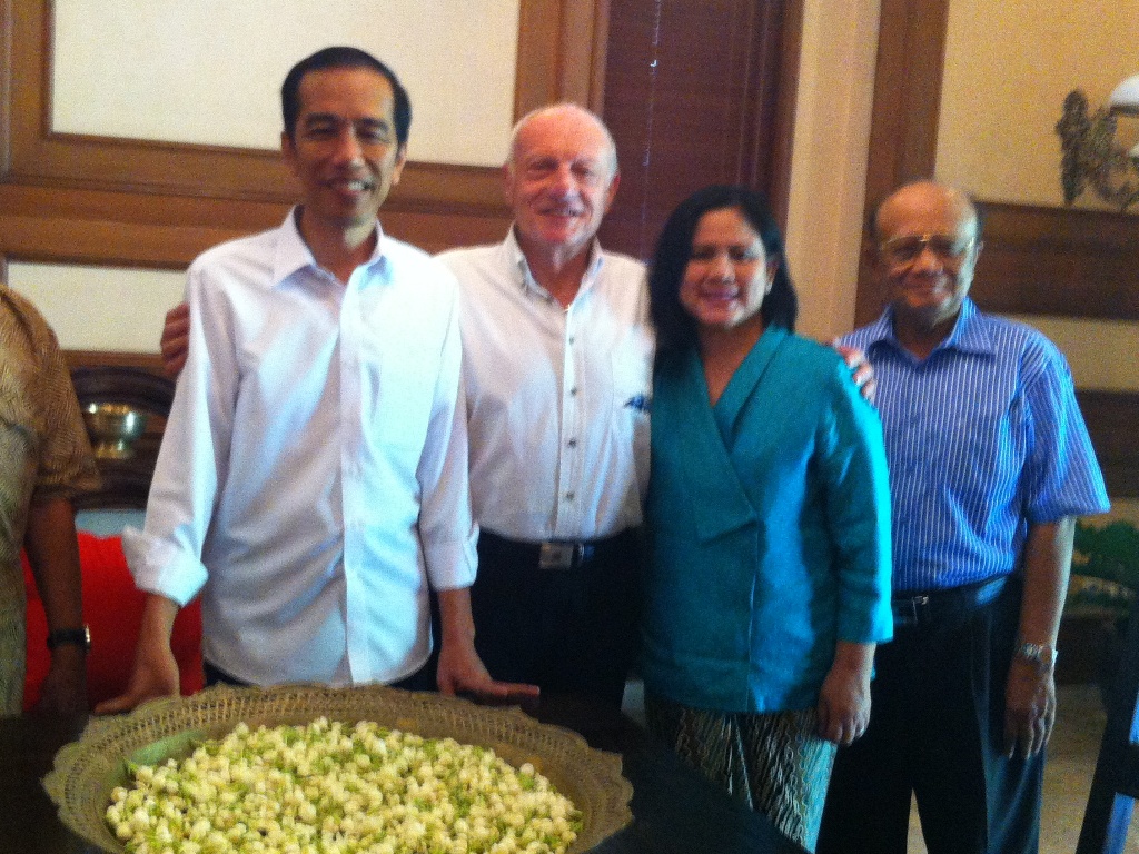 Jokowi (kiri), Bernard (tengah), dan Iriana (kiri) di rumah dinas Gubernur DKI, Minggu (19/10/2014). MTVN/Desi Angriani