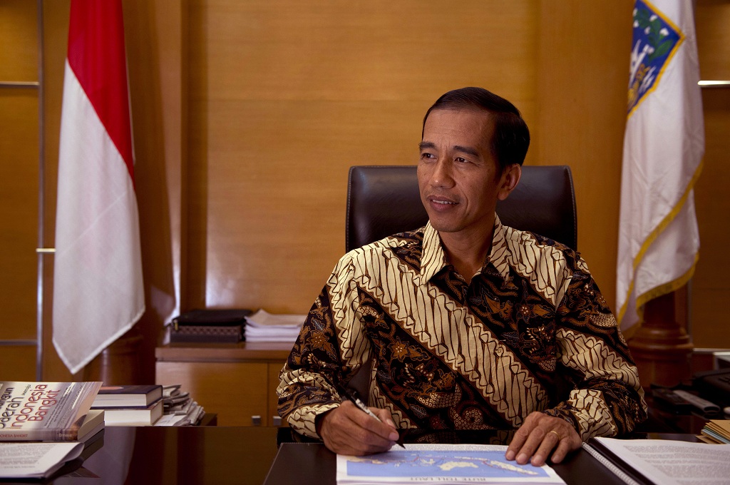 Joko Widodo memeriksa sejumlah dokumen di kantor Pemprov DKI Jakarta - AFP/ROMEO GACAD