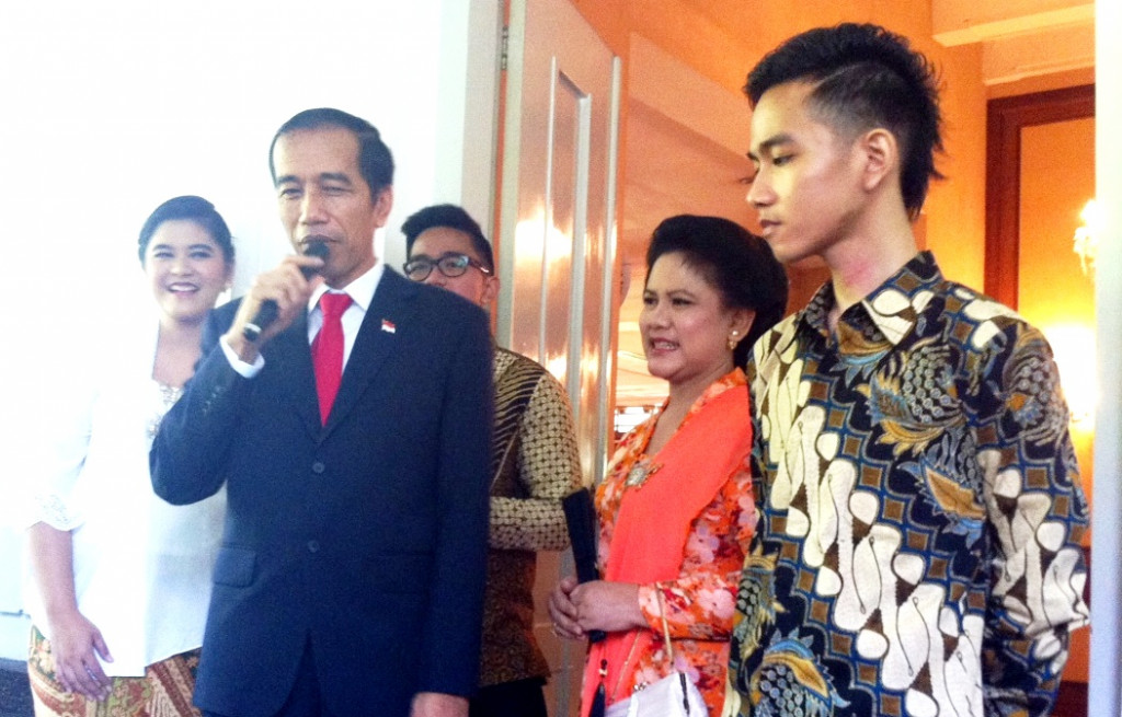 Jokowi memperkenalkan anggota keluarganya. (foto: Desi)