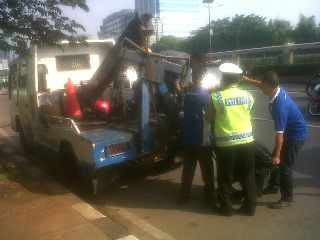 Dua Motor di Depan Gedung DPR Diangkut Paksa Polisi