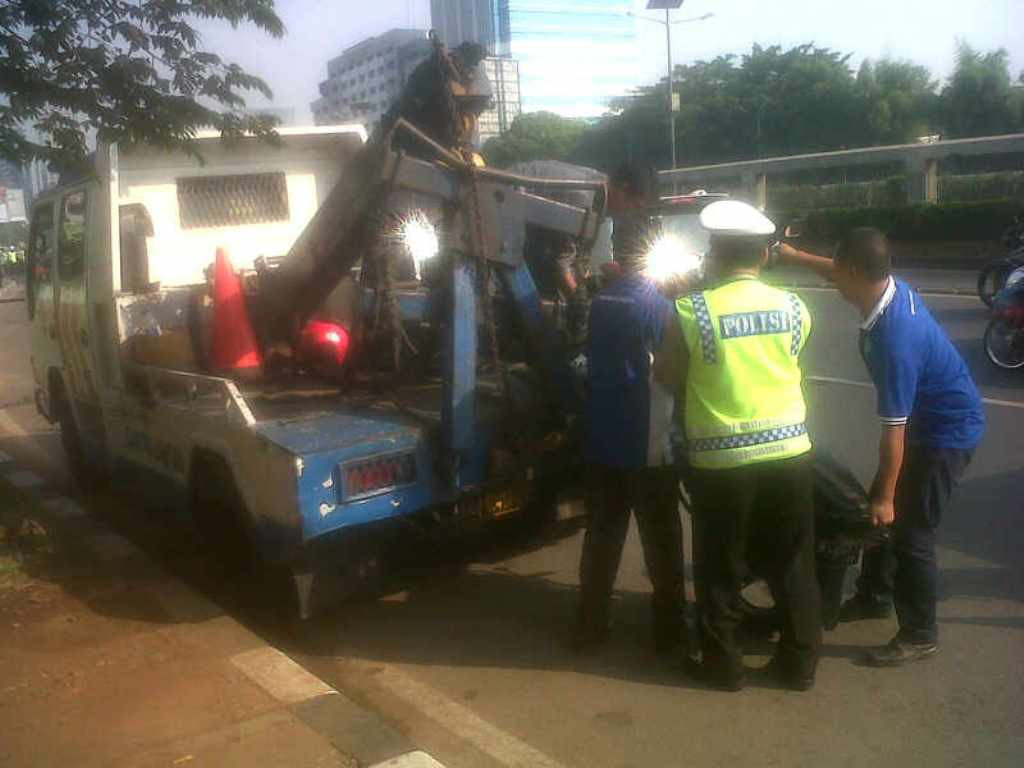 Dua motor yang terparkir di depan Gedung DPR diangkut paksa petugas, Senin (20/10/2014). MTVN/Deny Irwanto