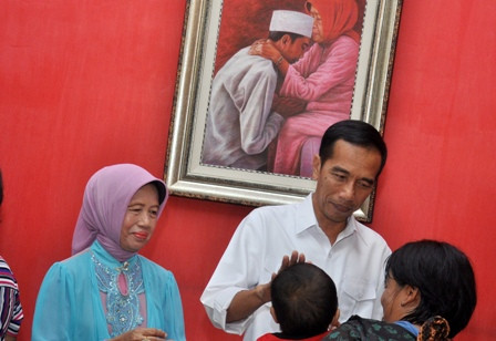 Sebelum Dilantik, Jokowi Dijemput Sang Bunda