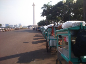 Demi Presiden Ke-7, Pedagang Bakso Berjejer Rapi sejak Pukul 7