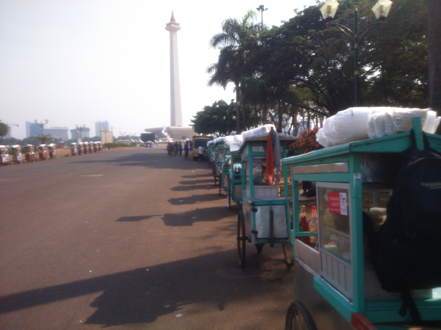 Pedagang bakso sudah berjejer di Monas sejak pagi hari. MTVN/Dheri Agriesta