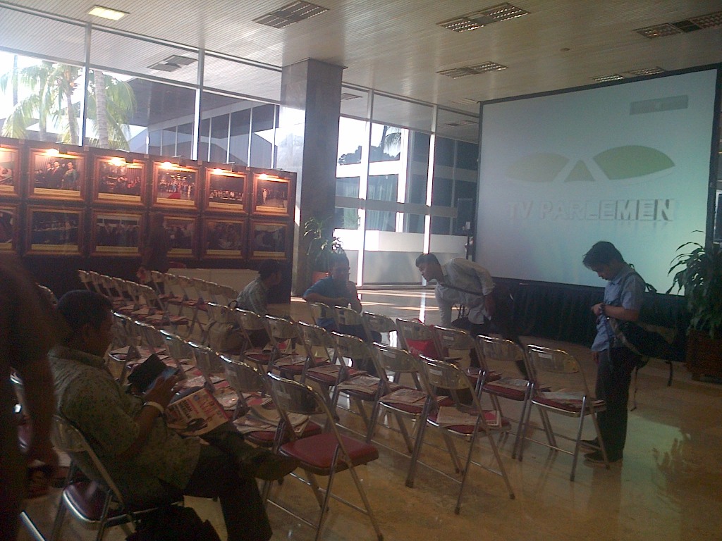 Layar lebar disiapkan agar tamu undangan bisa menyaksikan pelantikan presiden dan wakil presiden--Al Abrar