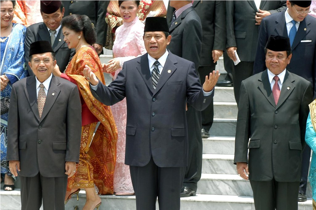 Jusuf Kalla saat dilantik sebagai Wakil Presiden tahun 2004--Antara