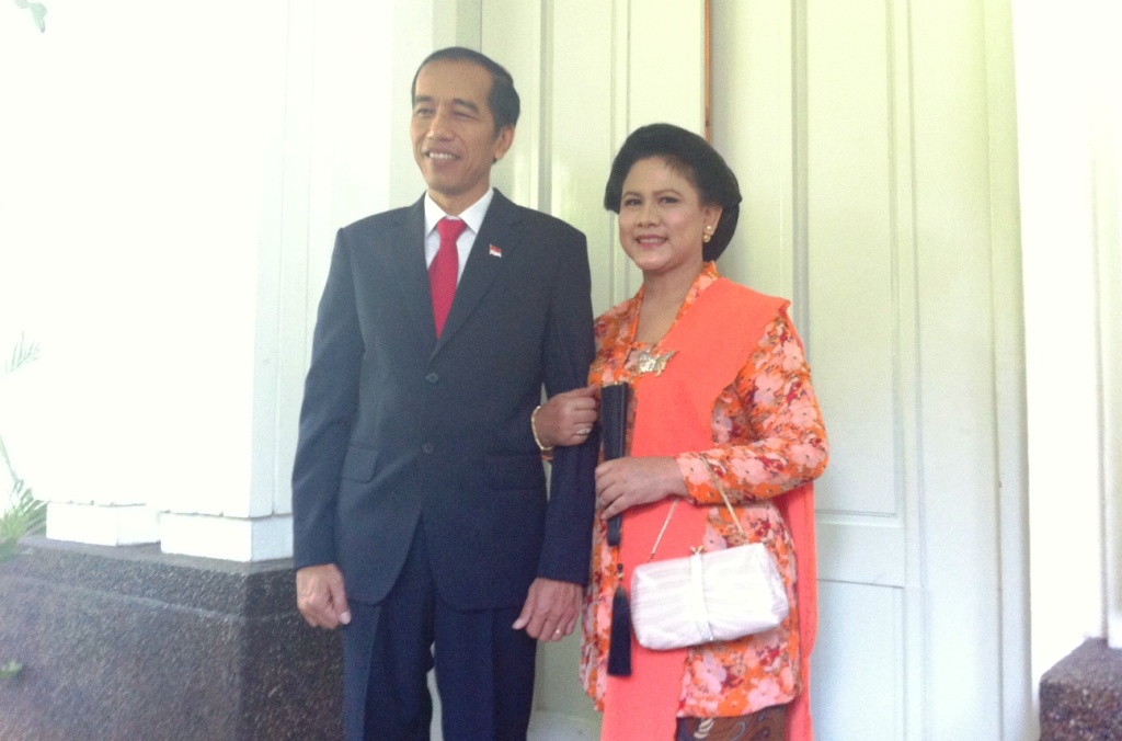 Joko Widodo dan Iriana sebelum berangkat ke Gedung DPR/MPR, Senin (20/10/2014). -- Desi Angriani