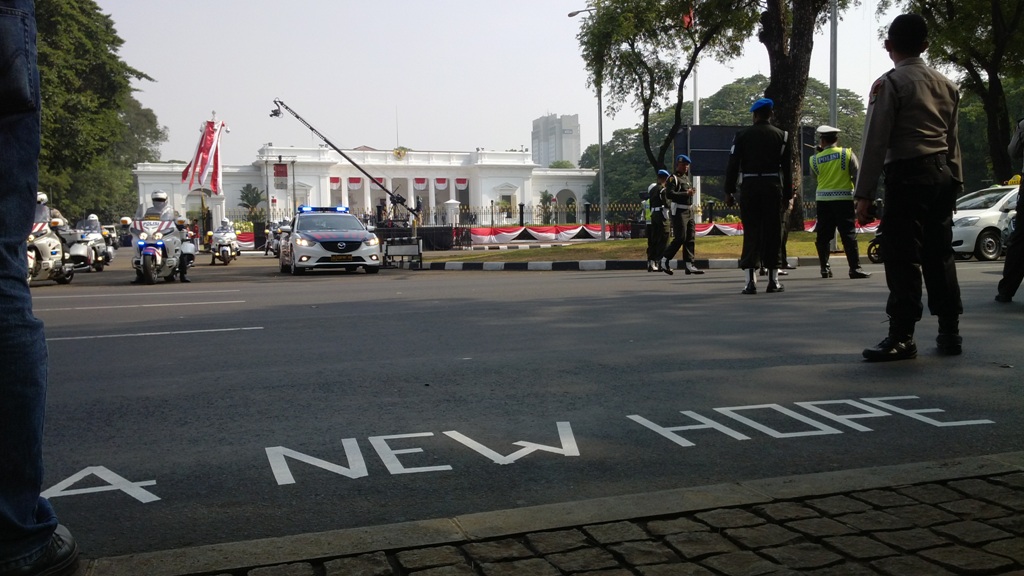 Tulisan A New Hope terpajang di jalanan depan Istana Negara, Senin (20/10/2014). MTVN/Yogi Bayu Aji