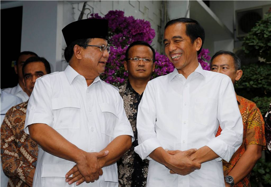 Prabowo dan Jokowi bertemu--Reuters/Beawiharta