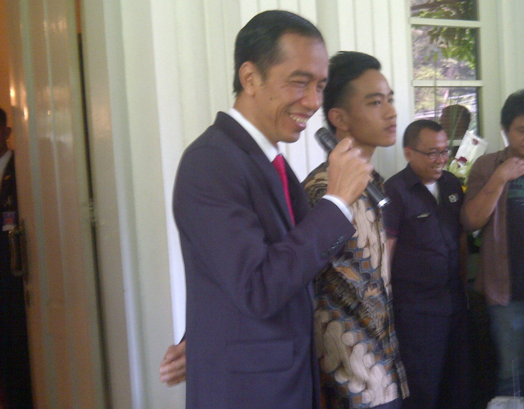 Jokowi mengenalkan anak pertamanya, Gibran Rakabuming, kepada pewarta di rumah dinas Gubernur DKI, Senin (20/10/2014). MTVN/Hussen Miftahudin