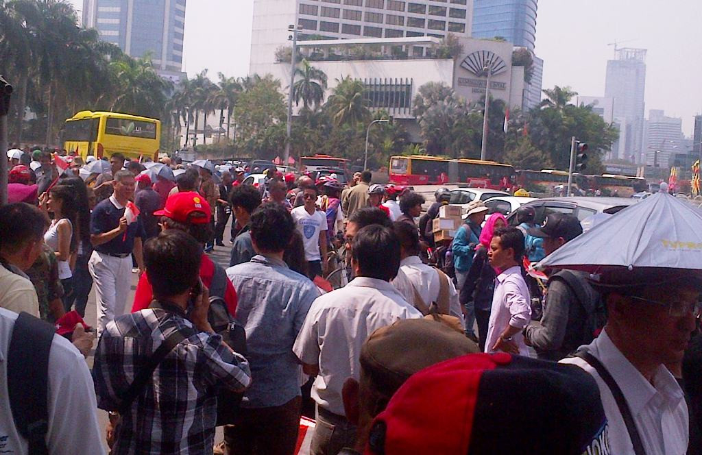 Ribuan relawan dan masyarakat mulai memadati Bundaran Hotel Indonesia (HI), Senin (20/10/2014). -- Wanda Indana