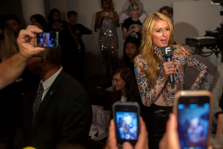 Paris Hilton Menyamar, Tetapi 'Gatal' Untuk Pamer