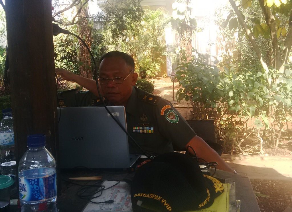 Mayor Suparmo tengah memantau situasi di posnya di Puri Cikeas, Bogor, Jabar, Senin (20/10/2014). MTVN/Achmad Zulfikar Fazli