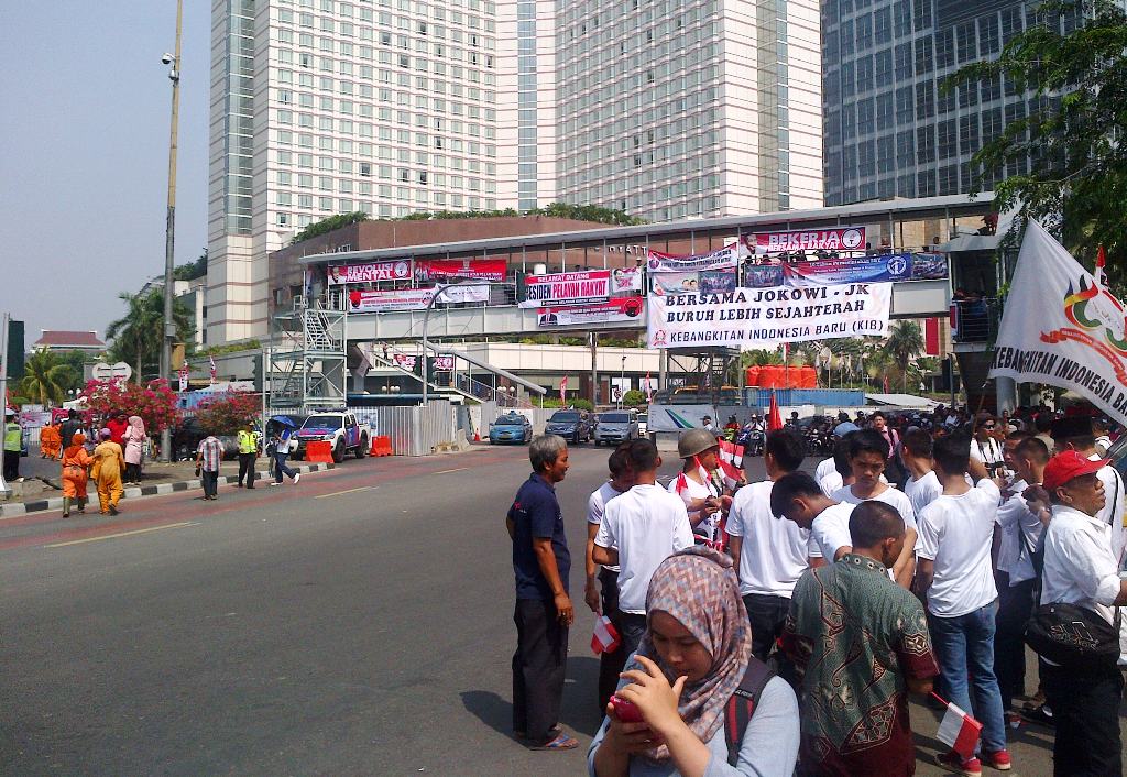 Ribuan relawan dan masyarakat mulai memadati Bundaran Hotel Indonesia (HI), Senin (20/10/2014). -- Wanda Indana