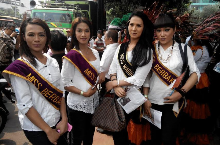 Para Miss Waria Ikut Sambut Jokowi-JK di Bundaran HI