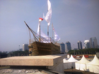 Dua Kapal Pinisi Berlabuh di Monas  