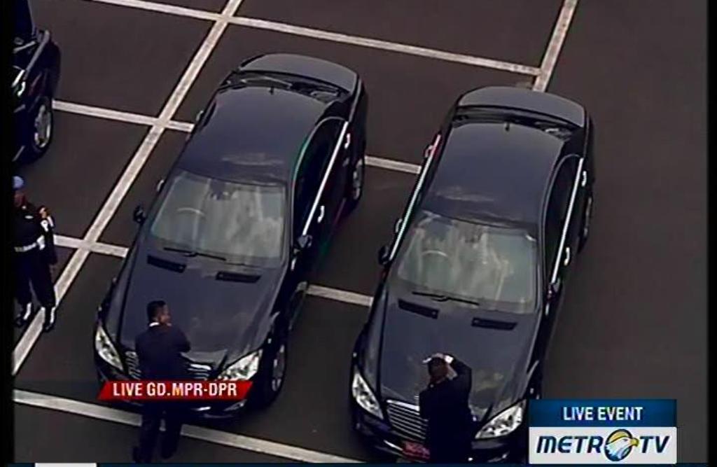 Seiring dengan ditandatanganinya memori sumpah pelantikan, Jokowi mendapat mobil dan pelat nomor kepresidenan. -- Metro TV