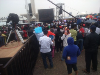 Warga di Monas Nonton Bareng Pelantikan Jokowi-JK