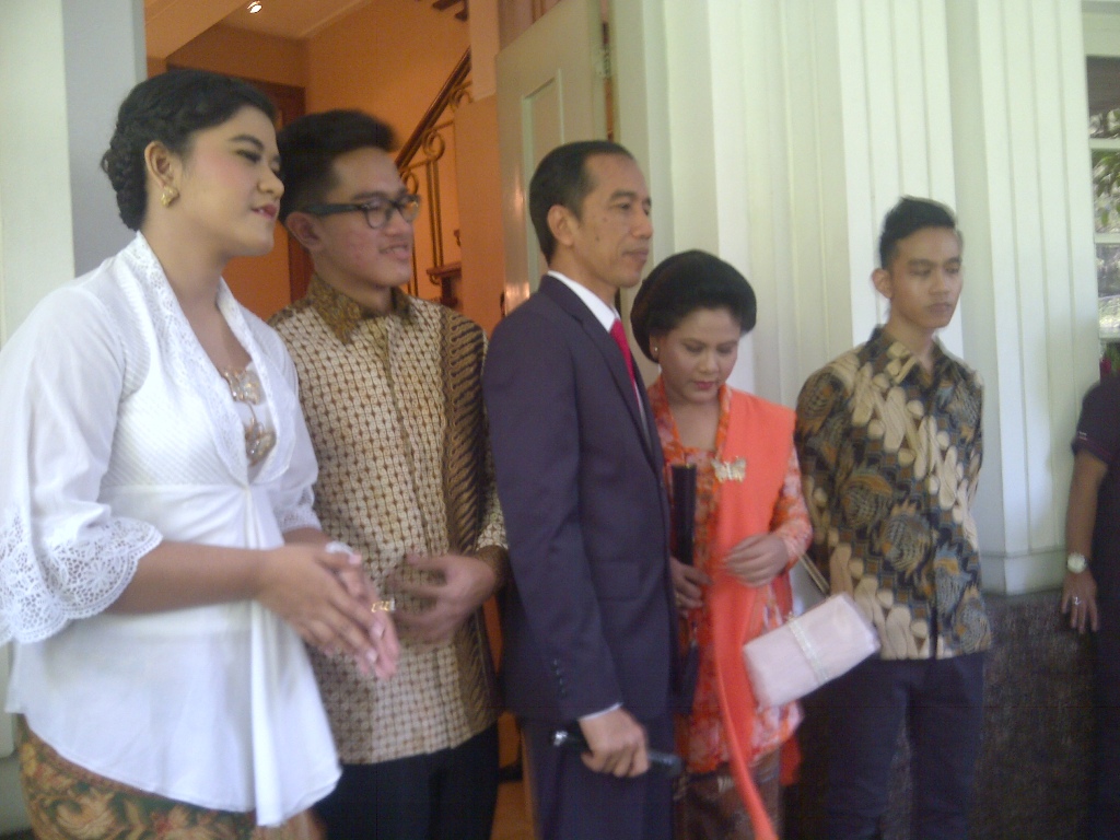 Jokowi dan keluarga berfoto sebelum meninggalkan rumah dinas Gubernur DKI menuju Kompleks Parlemen, Senin (20/10/2014). MTVN/Hussen Miftahudin
