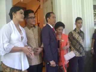 Pelangi, Jokowi dan Keluarga tak Kompak Berpakaian