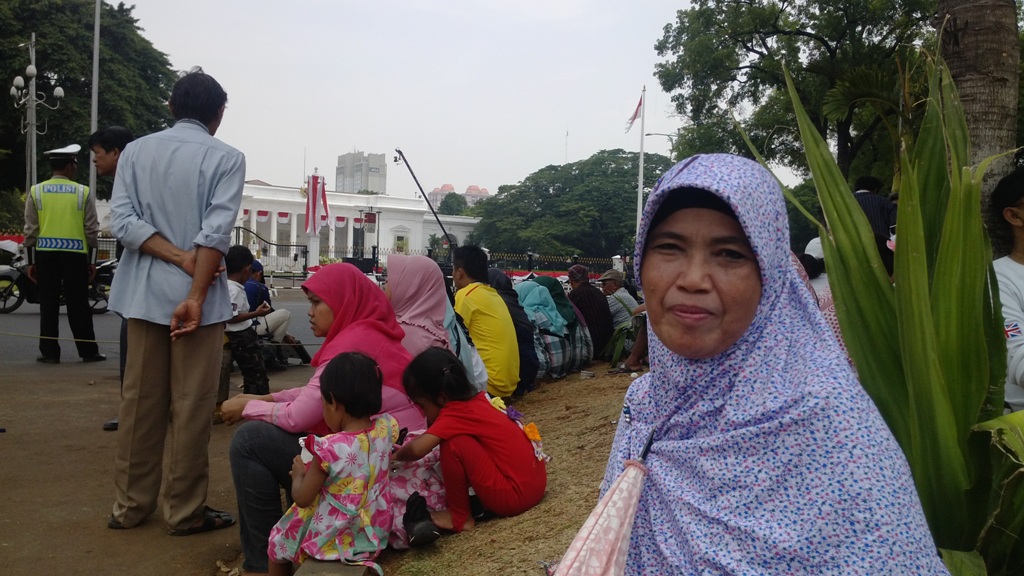 Siti Otja, warga Kalideres yang ingin menjabat tangan Jokowi--Yogi Bayu Aji