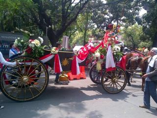 Massa Kerubungi Kereta Kencana Jokowi-JK di Bundaran HI