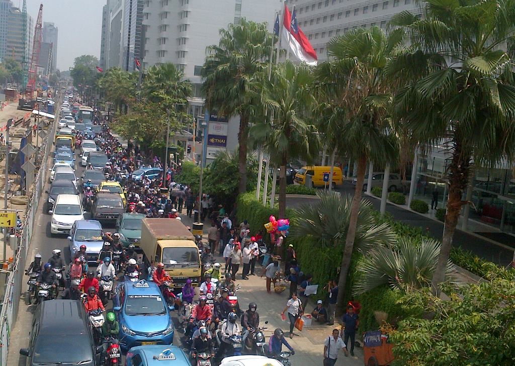 Kendaraan stagnan di sepanjang Jalan Sudirman dan Jalan MH Thamrin jelang kedatangan Jokowi-JK di Bundaran HI. -- Wanda Indana