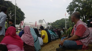 <i>Siang Seberang Istana...</i> 