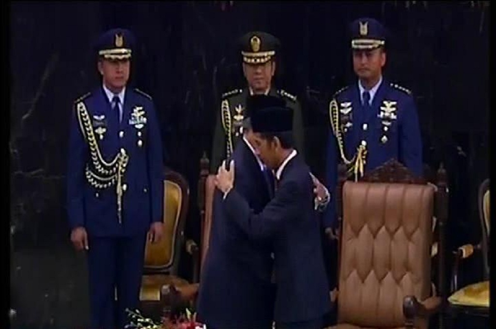 Joko Widodo berpelukan dengan Susilo Bambang Yudhoyono saat proses pergantian presiden baru RI di gedung DPR/MPR, Jakarta, Senin (20/10/2014) - Metro TV