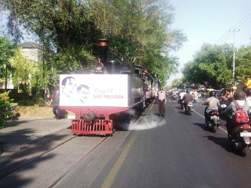 Wali Kota Solo, FX Hadi Rudyatmo, menjadi masinis Sepur Klutuk Jaladara seiring dilantiknya Joko Widodo-Jusuf Kalla sebagai Presiden dan Wapres RI 2014-2019, Senin (20/10/2014). MTVN/Priyo Susilo 