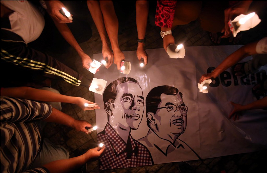 Relawan melakukan aksi doa bersama dan menyalakan lilin di Bundaran HI, Jakarta, Sabtu (18/10/2014) malam. MI/Ramdani