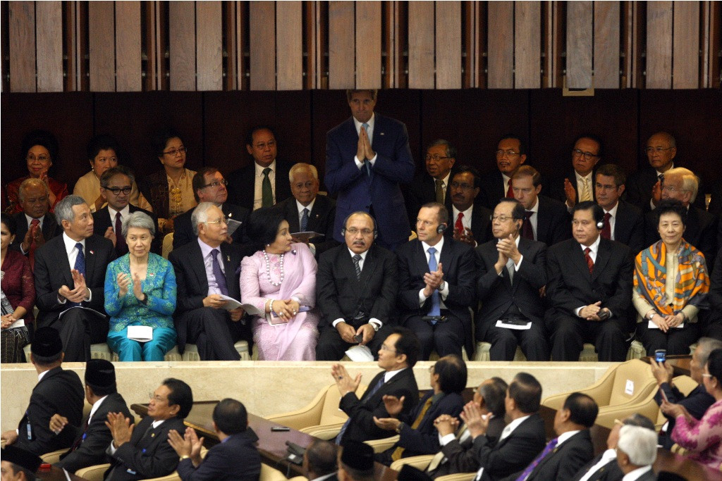 Menlu AS John Kerry (berdiri) menghadiri pelantikan Jokowi-JK--MI/Susanto