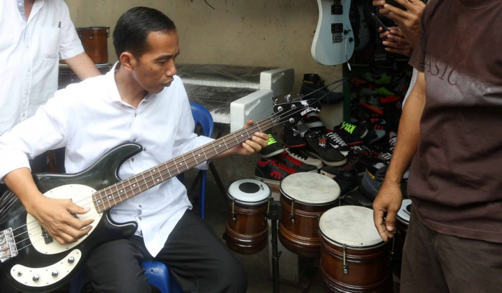Jokowi Dibayangkan Bisa Main Gitar di Kantor Presiden 