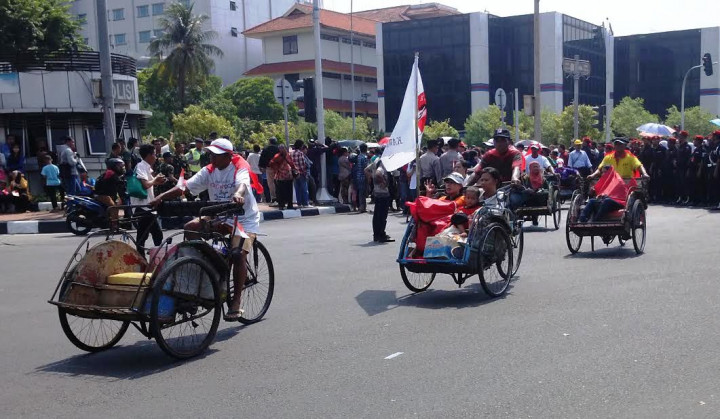 Tiba di Istana, Jokowi Dikawal 'Voorijder' Becak 