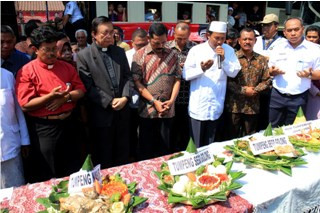 Tumpeng Raksasa JokoBowo Syukuri Pelantikan Presiden