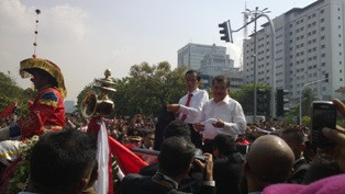 Sampai di Istana, Jokowi-JK Tenggak Minuman dan Pakai Jas