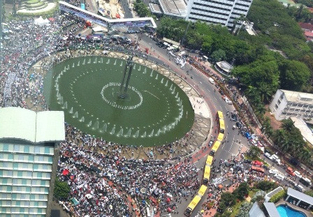 <i>Cling!</i> 30 Menit, Sampah Pawai Budaya di HI Lenyap