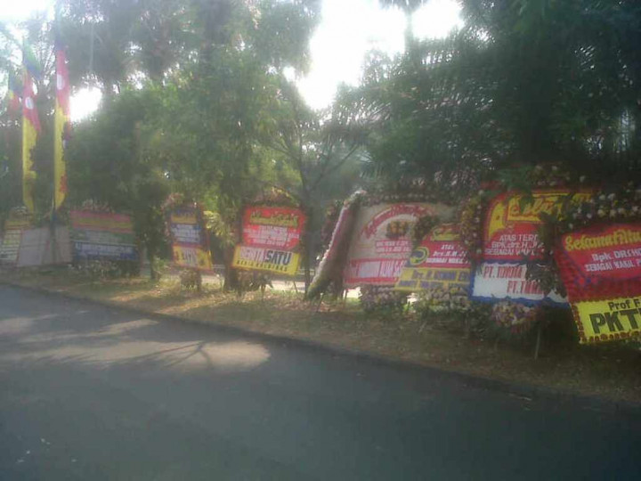 Karangan Bunga Ucapan Selamat 'Banjiri' Halaman Rumah JK